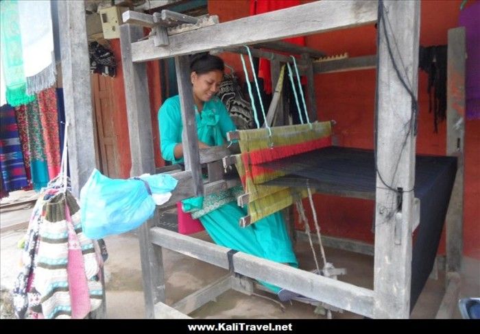 tejiendo en dhampus-nepal-colina-pueblo-annapurna-circuito