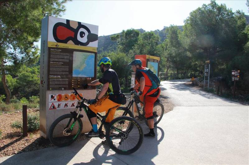 2 cyclists at the start of El Albir lighthouse route in Costa Blanca.