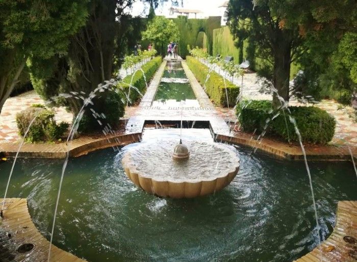 Fuente en las jardines ornamentales.