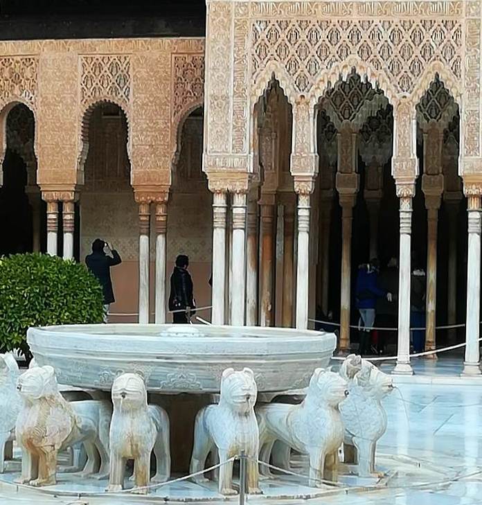Hay qué ver en Granada el Palacio de los Leones con el fuente rodeado de estatuas.
