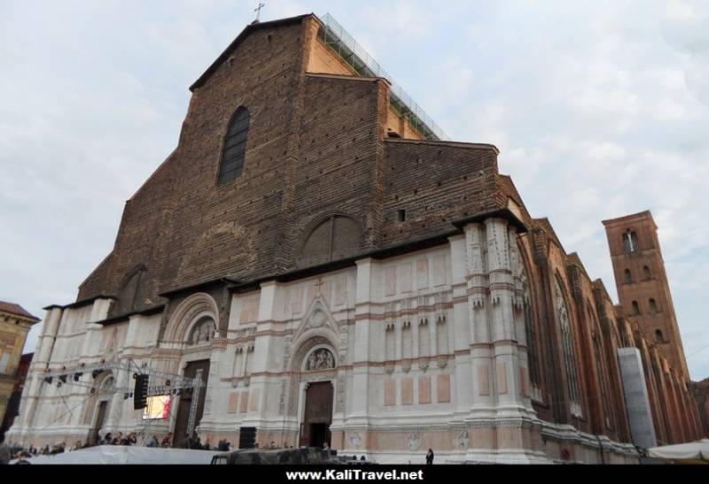 San Petronio Basilica in Piazza Maggiore, Bologna.