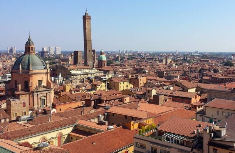 Vistas over the historic old town, spend 2 days in Bologna is to visit these sites.