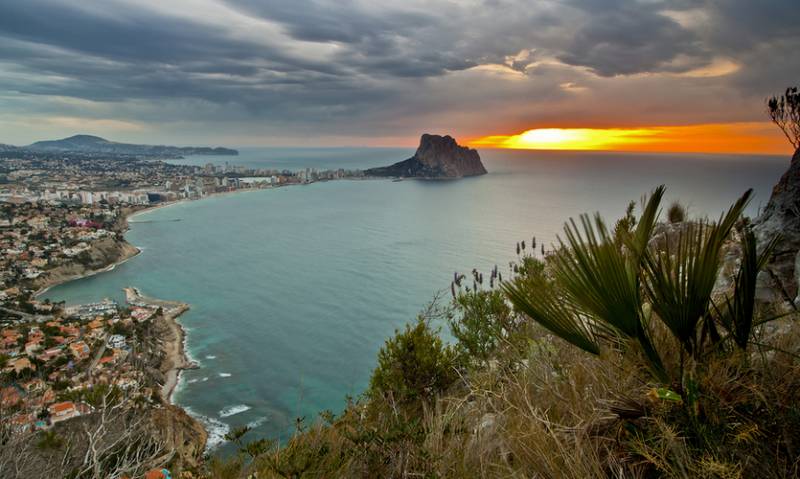 Sunrise view over Calpe Bay in Costa Blanca.