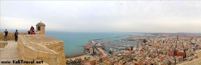 Vistas al mar desde el castillo en Alicante.