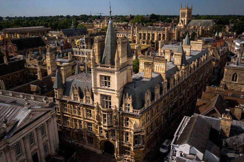 Aerial view of the historic college buildings in Cambridge, UK.