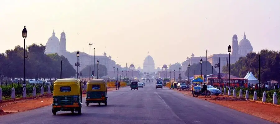 Auto-rickshaws on the Rajpath during a New Delhi itinerary.