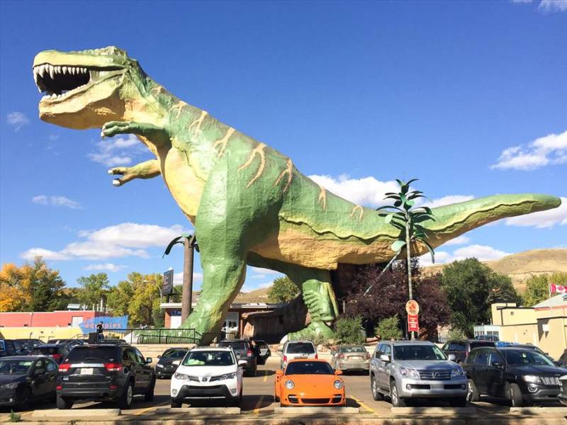 Huge dinosaur statue at Dumheller, one of the places to see in Alberta with kids..