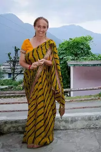 Ester vestida con un sari en un camino de la India.