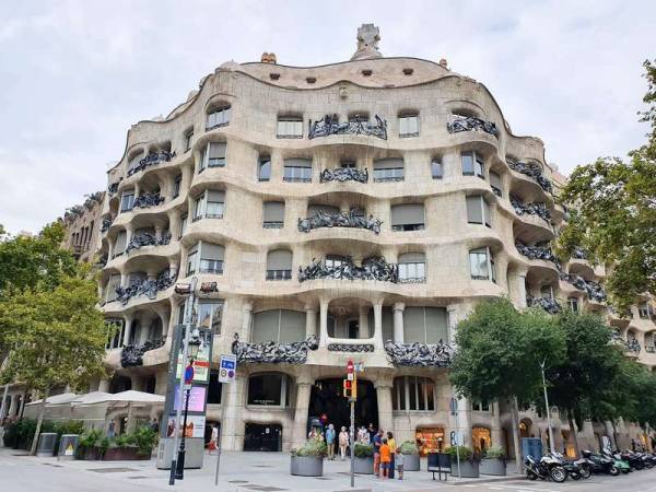 Frontal Casa Milá Gaudi arquitectura en Barcelona.