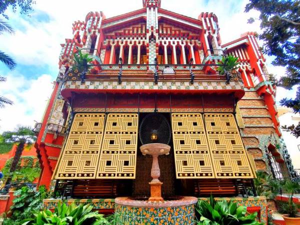 Frontal de Casa Vicens Gaudi arquitectura 2 alturas en Barcelona.