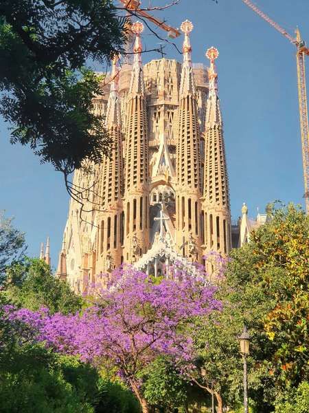 Frontal de la Sagrada Familia catedral Gaudi arquitectura en Barcelona.