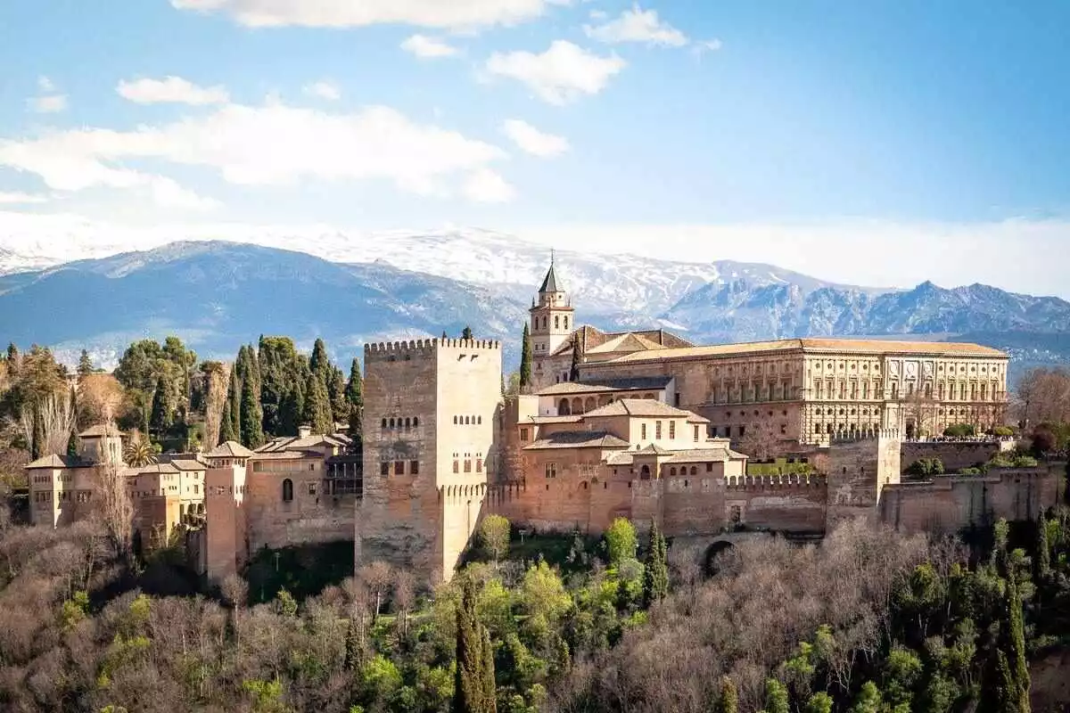 Ver el Palacio de la Alhambra en Granada.