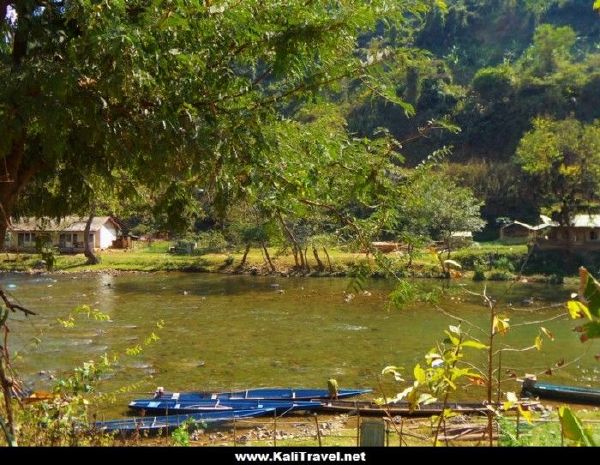 houaphanh-province-phonosavan -to-sam-neua-route-riverside-village-laos