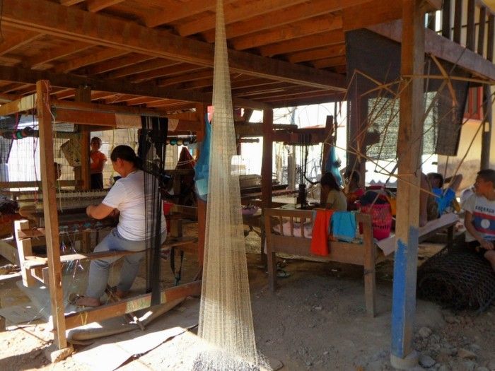 houaphanh-province-phonosavan-to-sam-neua-route-riverside-village-weaving-laos