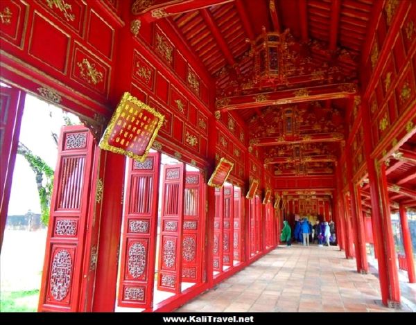 hue-hall-of-the-mandarins-red-lacquer-gallery-imperial-city-vietnam