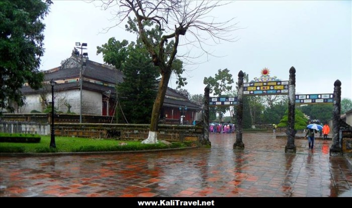 hue-imperial-city-entrance-thai-hoa-palace