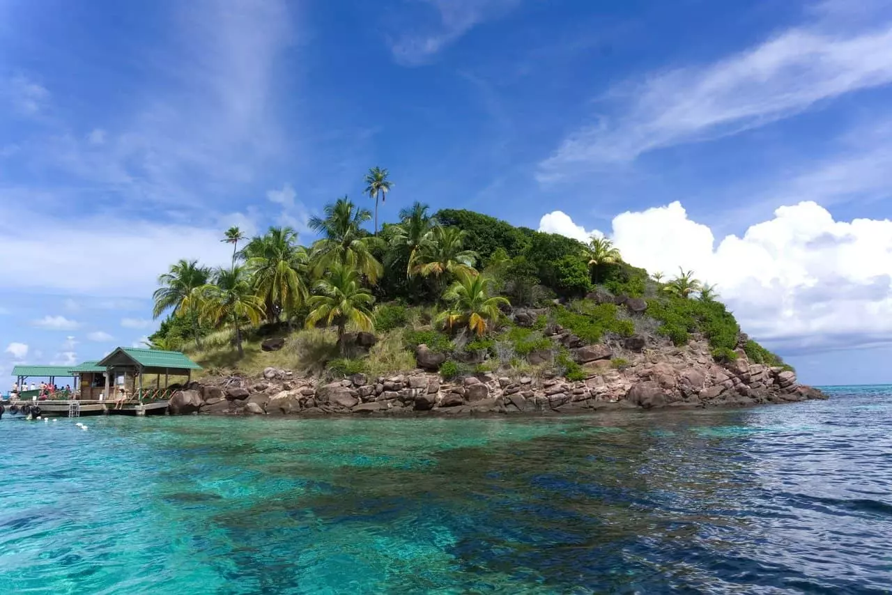 Un islote con palmeras en la costa Caribe Colombiana.