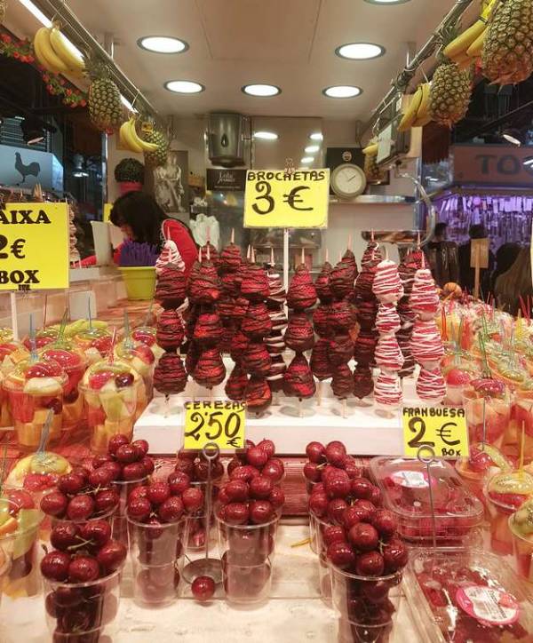 Brochetas y cerezas en La Boqueria mercado central de Barcelona.