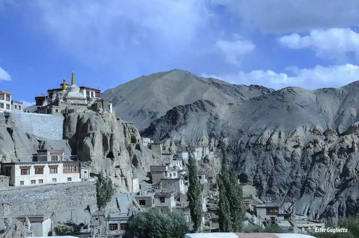 Edificaciones antiguas del gran monasterio indio en las Himalayas.