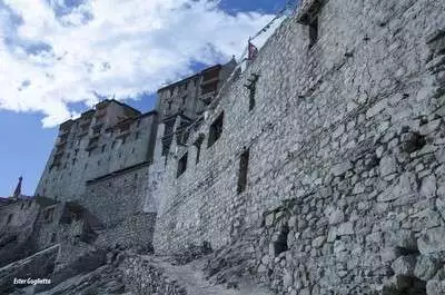Altos muros de piedra del antiguo palacio.