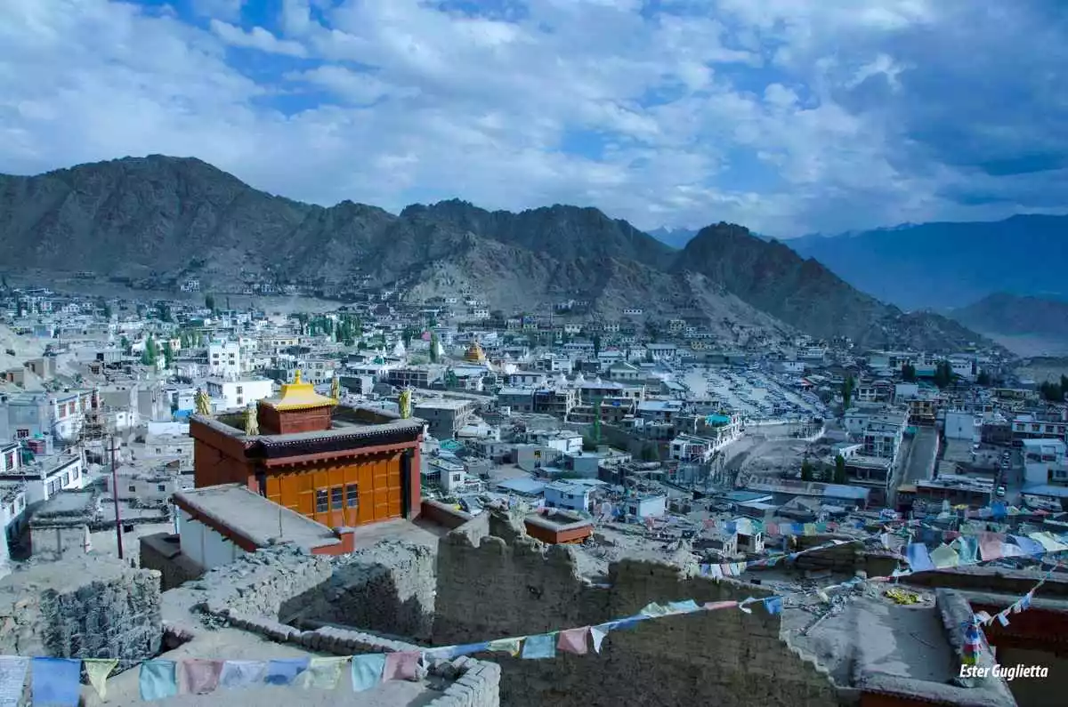 Panorama sobre el templo de Leh y las casas en las colinas del Himalaya.