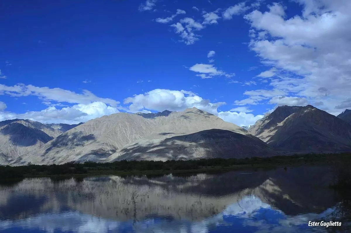 Reflejo de las montañas de Himalaya Indio en un lago de Ladakh.