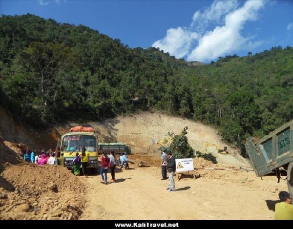 laos-vietnam-bus-sam-neua-to-thanh-hoa-via-nam-soi-na-meo-border-roadworks