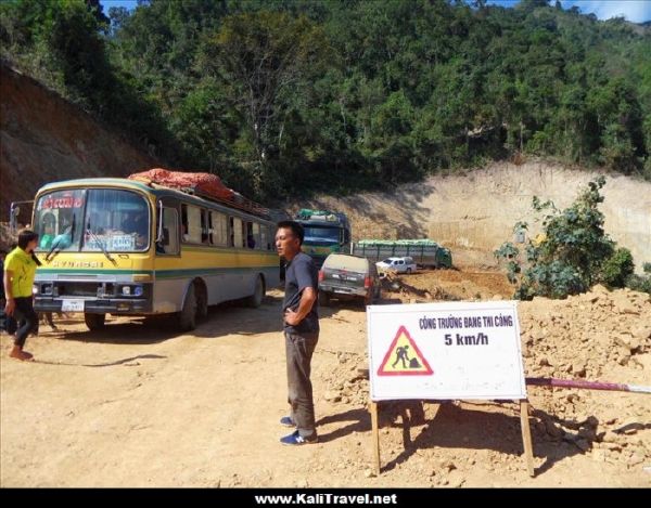 laos-vietnam-bus-sam-neua-to-thanh-hoa-via-nam-soi-na-meo-border-roadworks