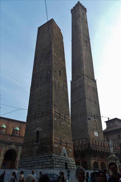 Le Due Torri, the 2 leaning towers of Bologna.