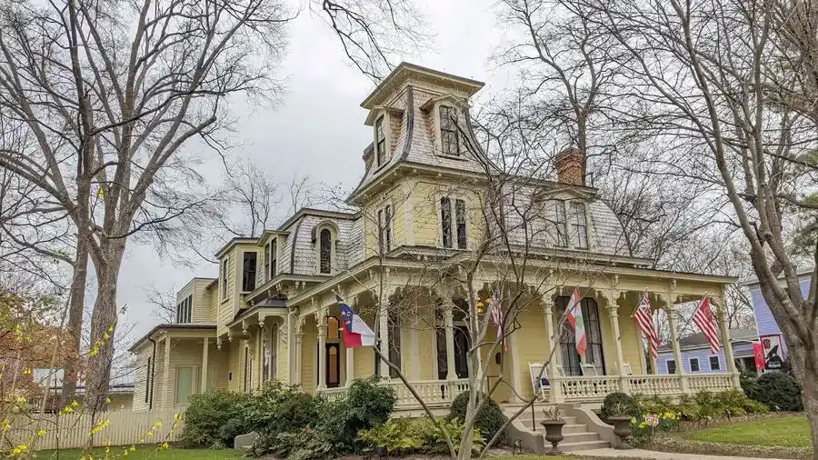 A historic mansion in Raleigh.