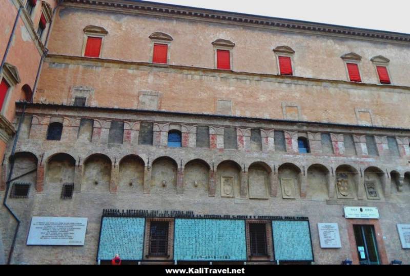 Palazzo d'Accursio war memorial on façade of Sala Borsa library, Piazza Neptune (Bologna).