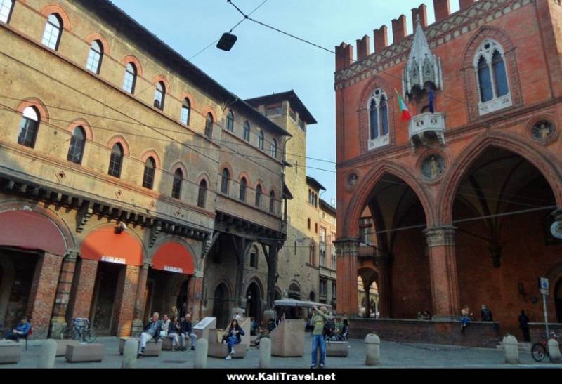 The 'merchants palace' in Piazza della Mercanzia, Bologna.