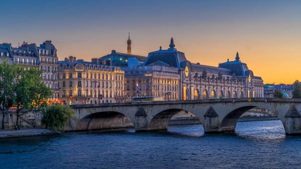 Sunset over River Siene, Pont Neuf Bridge & Paris Museum.