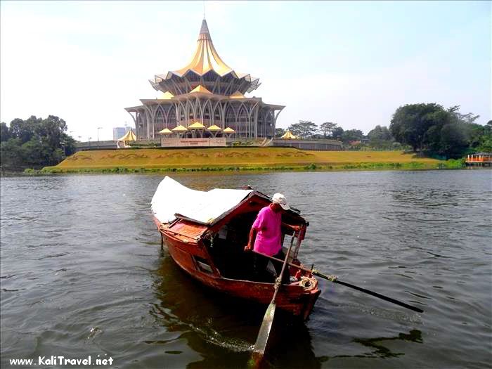 La imagen tiene un atributo ALT vacío; su nombre de archivo es river_ferry_sarawak_state_legislative_assembly_building_kuching_borneo-_.jpg