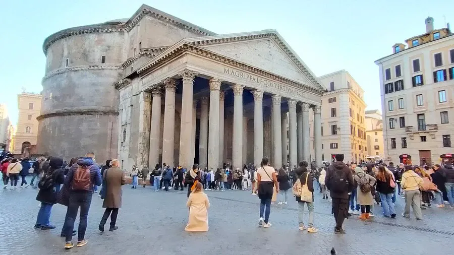 The Pantheon of Rome's main façade with a colonnaded portico.
