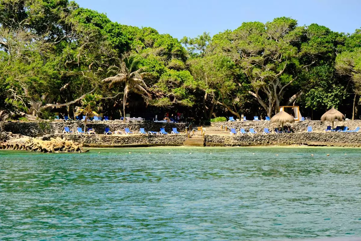 La costa del Mar Caribe Colombiana con hamacas y arboles.