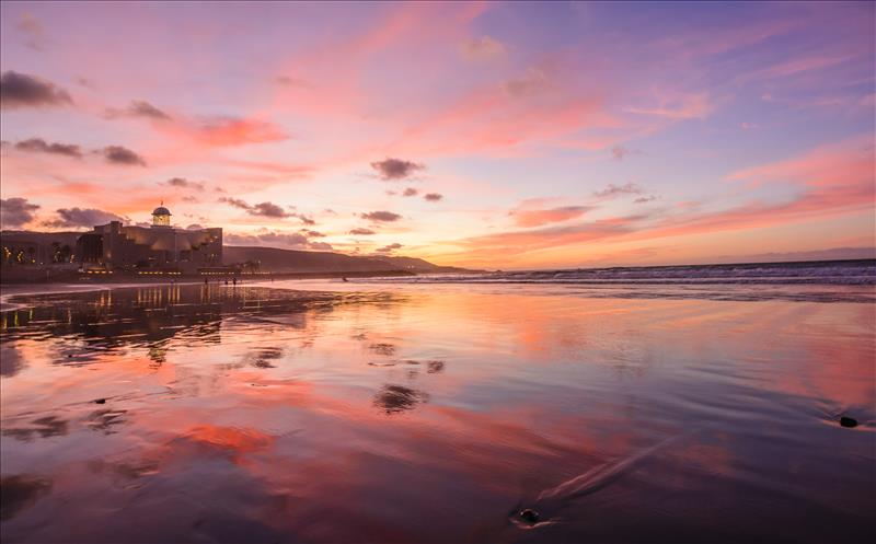 Sunset over Las Canteras Beach in Las Palmas, Gran Canaria.