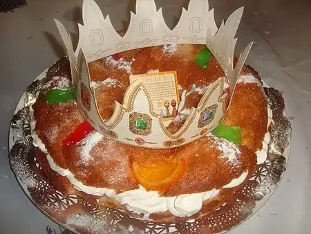 Large cream filled, Roscón de Reyes bun with a crown on top.