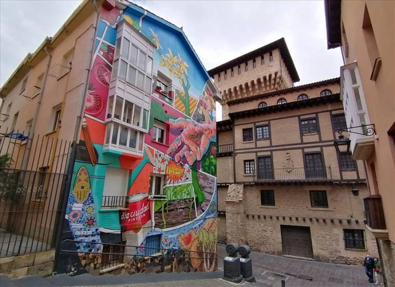spain-vitoria-gasteiz-street-art-and-old-town-basque-architecture.jpg