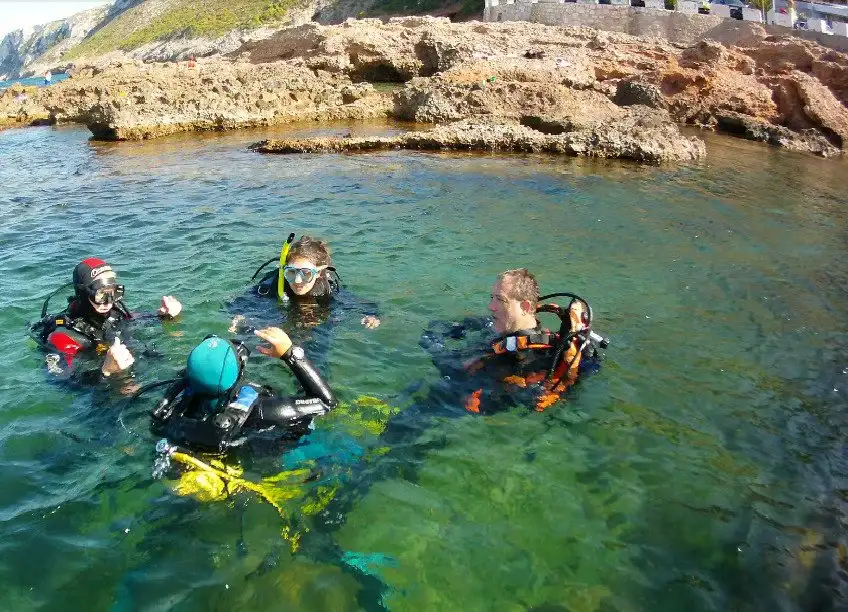 Divers in a rock pool on the coast of Dènia.