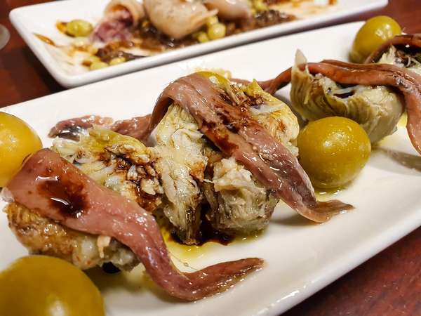 Alcachofas, aceitunas y anchoas tapa en Barcelona.
