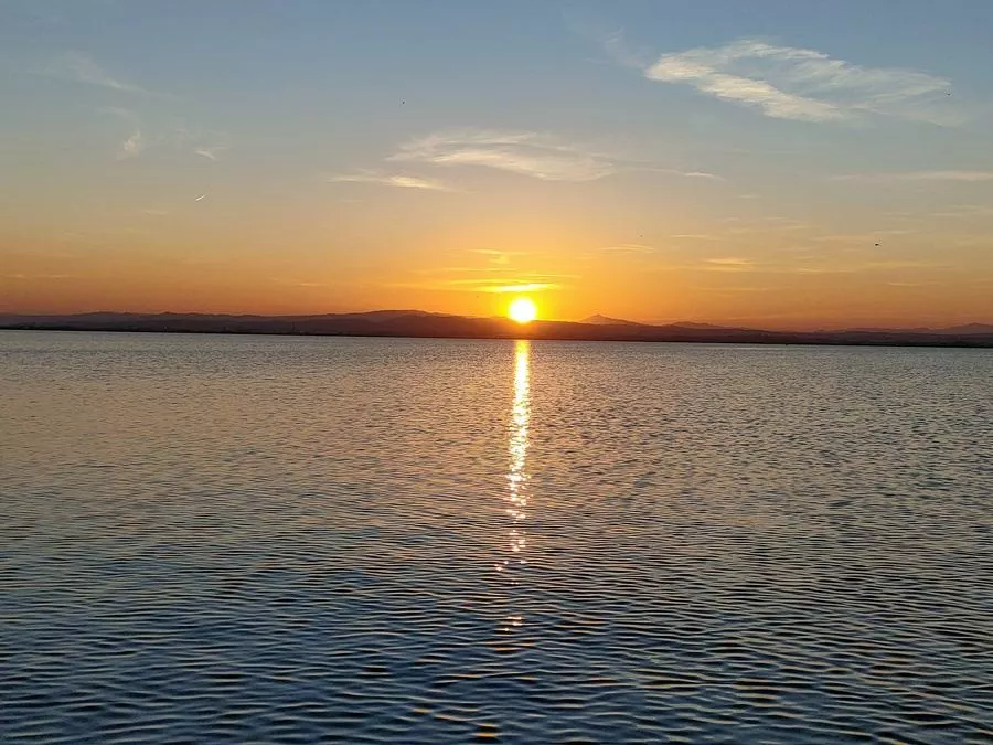 Puesta de sol sobre las aguas del lago de la Albufera de Valencia.