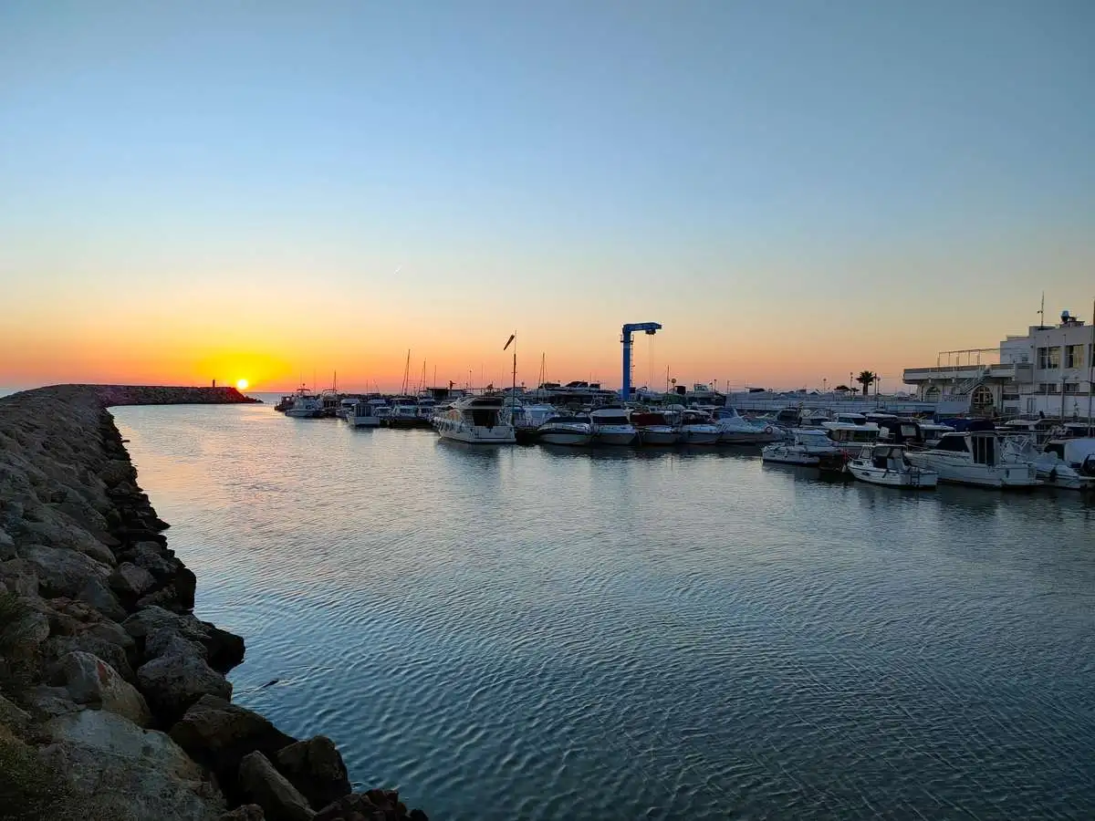 Puerto de El Perelló al amanecer con barcos frente el club nautico.