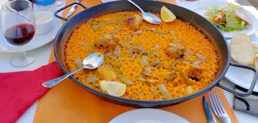 Paella valenciana en una mesa de restaurante in la Albufera.