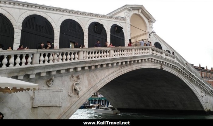 Ponte di Rialto is the most famous bridge in Venice (1591)