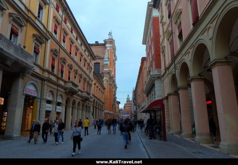 Porticos along Via dell''Indipendenza, Bologna main street.