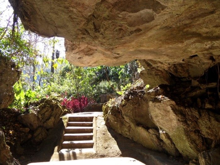 vieng-xai-entrance-to-cave-president-kaysone-phomvihane