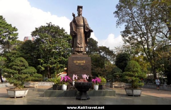 vietnam-hanoi-king-ly-thai-statue