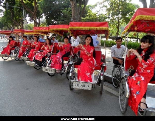 vietnam-hanoi-lakeside-rickshaw-models-traditional-dress
