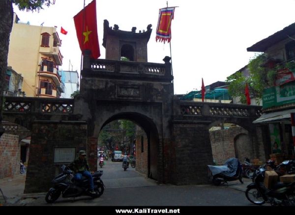 vietnam-hanoi-old-quarter-doan-mon-city-gate